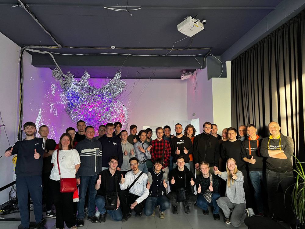 СТУДЕНТИ ТА  ТОПОВІ СВІТЛОВІ ТЕХНОЛОГІЇ В ОФІСІ EXPOLIGHT